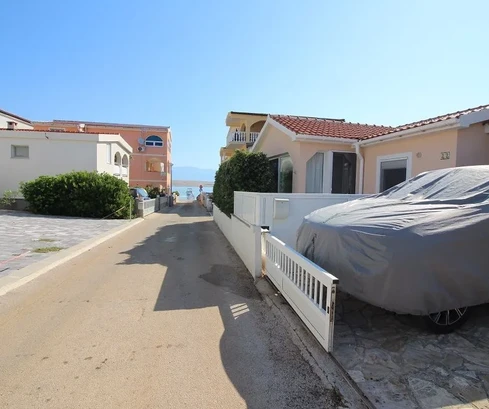 40 metrů od moře, samostatně stojící jednopodlažní dům