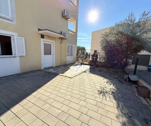 APARTMAN KERTTEL, VONZÓ HELYEN, 300 M-RE A TENGERTŐL!