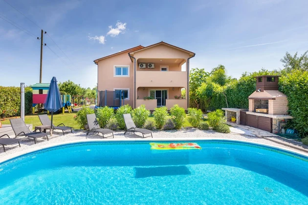 Maison spacieuse avec piscine disponible à Marcana en Croatie