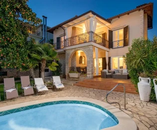 Istria, Umago – Elegante villa fronte mare con piscina