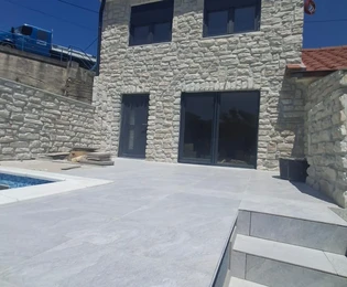 Predivna Kamena Kuća, 80 m², Bribir – Bazen i 385 m² Okućnice