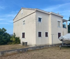 Maison familiale à vendre directement au bord de l'eau à Ugljan en Croatie