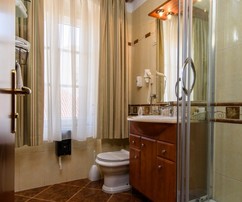 Impresionante hotel frente al mar en venta en Trogir