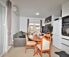 Vodice - bútorozott lakás az első emeleten, 2 hálószoba + étkező és két terasz, 500 m-re a strandtól
