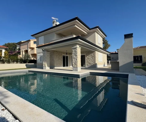 EXKLUSIVE VILLA MIT SCHWIMMBAD IN RUHIGER LAGE!