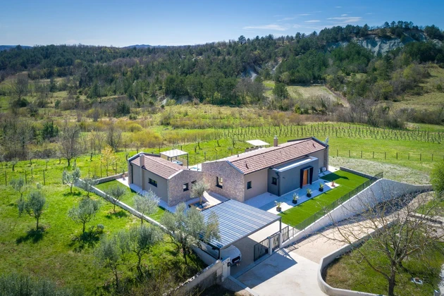 HERMOSA CASA EN UNA ZONA AISLADA, CON VISTAS A LA NATURALEZA, ISTRIA, BUZET