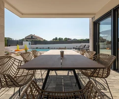 Modern villa medencével eladó Ninban Horvátországban