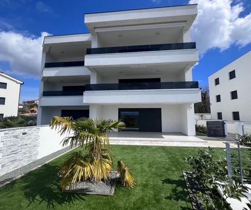 EXKLUZIVNÍ APARTMÁN S VÝHLEDEM NA MOŘE, NA ATRAKTIVNÍM MÍSTĚ!