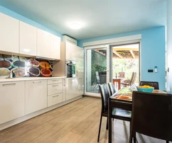 Dvoupokojový byt se zahradou na prodej v Podstraně v Chorvatsku