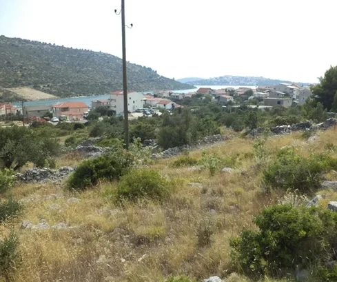 Rogoznica, terreno edificabile 2161 m2, accesso, a 110 m dal mare