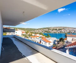 Ciovo, Okrug Gornji, Penthouse mit drei Schlafzimmern, geräumigen Terrassen und Meerblick, 88,57 m²