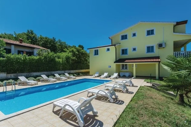 Istria, Parenzo, casa di appartamenti con piscina e ampio giardino in vendita