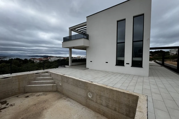 Vodice, 2-izbový luxusný apartmán s bazénom, garážou a panoramatickým výhľadom na more