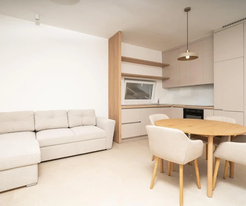 Zadar, Kozino, moderný dvojizbový apartmán s výhľadom na more