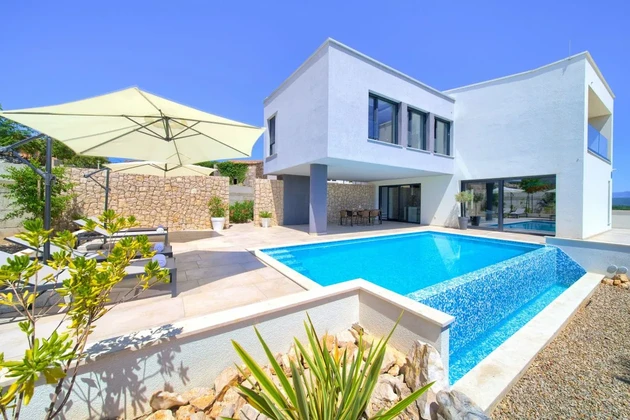 EXKLUSIVE VILLA MIT POOL IN RUHIGER LAGE!