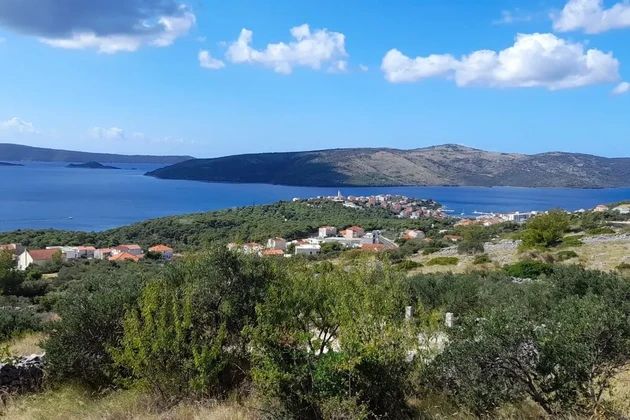 Seget G., stavebný pozemok 749 m2 s výhľadom na more, 1 km od mora