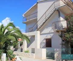 Piękny dom apartamentowy nad morzem w pobliżu Trogiru