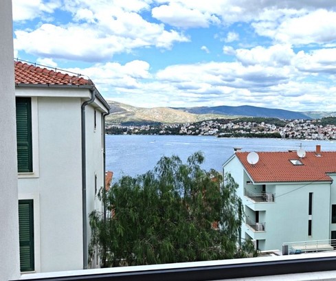 Luxus háromszobás apartman Čiovón, a strand közelében