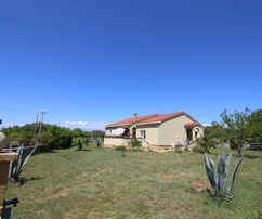Casa indipendente in zona tranquilla di Vrsi - ampio cortile - pronta per essere abitata!