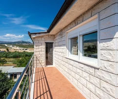Split, Kamen, una casa indipendente con una superficie lorda totale di 492 m²