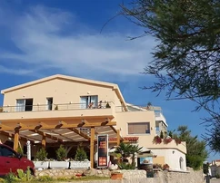 Dům u moře s restaurací na ostrově Pag