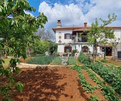 Istria, Buje, casa in pietra rustica con ampio giardino in vendita