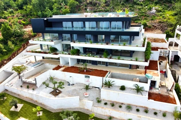ÁTICO DE LUJO CON VISTAS AL MAR Y TERRAZA EN LA AZOTEA CON PISCINA.