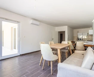 Komfortable Wohnung in Okrug in erster Reihe zum Meer zu verkaufen in Kroatien