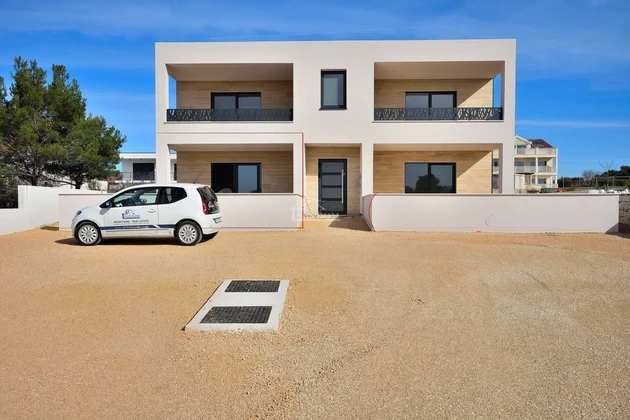 Vodice – appartamento con giardino in zona tranquilla