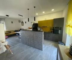Kaštел-Нови, комфортабельная двухкомнатная квартира 89 м² на втором этаже в центре, парковка