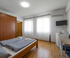 Haus mit sieben Wohnungen und Pool in Skradin zu verkaufen in Kroatien