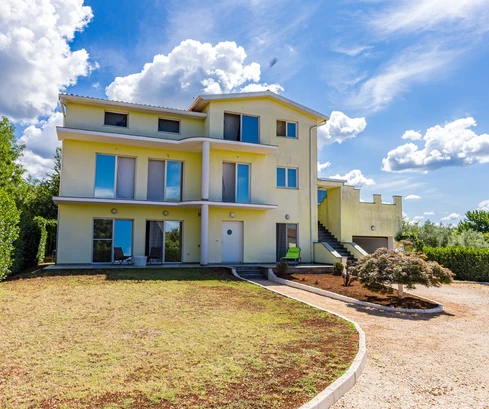 Umag, Istrie : Spacieuse maison sur trois niveaux avec 4 appartements