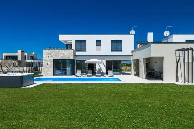 Elegante villa con piscina in vendita a Verteneglio in Croazia
