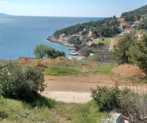 Brač, Nerežišća, építési telek 2396 m2, mindössze 130 m-re a tengertől
