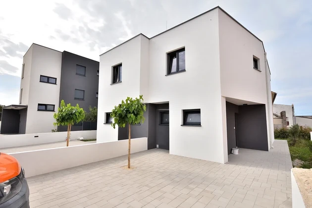 Vodice - S1 casa bifamiliare a 450 m dal centro