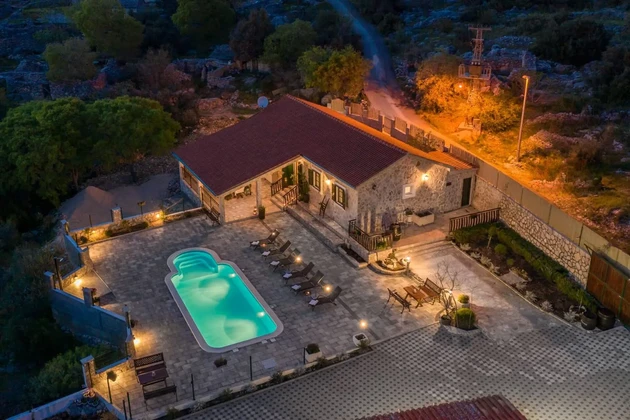 Une interprétation moderne d'une villa en pierre avec vue sur la mer - Rogoznica