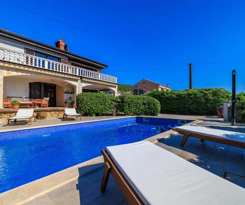 Krk, Punat, casa indipendente con due appartamenti di 100 m² ciascuno, monolocale, piscina, garage, sauna