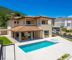 Új villa medencével egy sziklán, közvetlenül a tengerparton, Isztria, Opatija