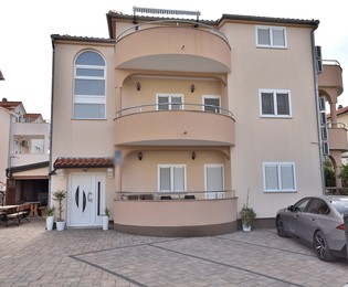 Dom z 6 mieszkaniami na sprzedaż w Vodicach