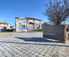 Belle maison avec trois appartements spacieux et un jardin, Istrie, Ližnjan.