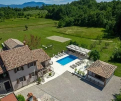 Bájos háztrió Közép-Isztriában tágas birtokkal