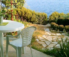 An der ruhigen Riviera von Omiš steht ein Haus direkt am Meer zum Verkauf