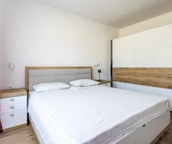 Freistehendes Haus mit drei Wohnungen in Podstrana zu verkaufen in Kroatien