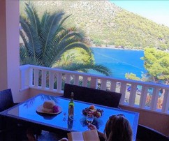 Trogir környékén tengerparti, medencés villa eladó