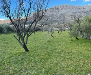 Kaštel Sućurac, terreno edificable M7 2885 m2 junto a la autopista
