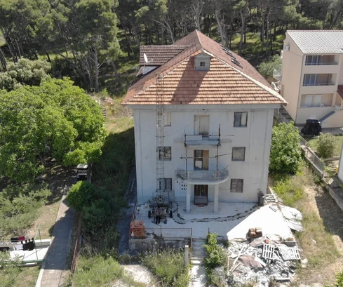 Spaziosa casa in vendita sull'isola di Zlarin di 1200 piedi quadrati in Croazia