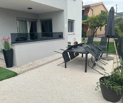 Kaštel Štafilić, two-room apartment 53.2m2 with garden 100m2 and parking space