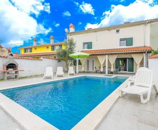Istrien, Pula, charmantes Ferienhaus 155 m² mit Pool