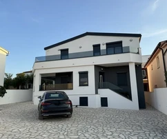 Krásne zariadené sídlo s otvoreným výhľadom na more