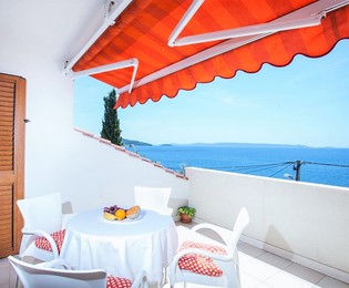 Encantadora casa en Trogir con cuatro apartamentos cerca del mar